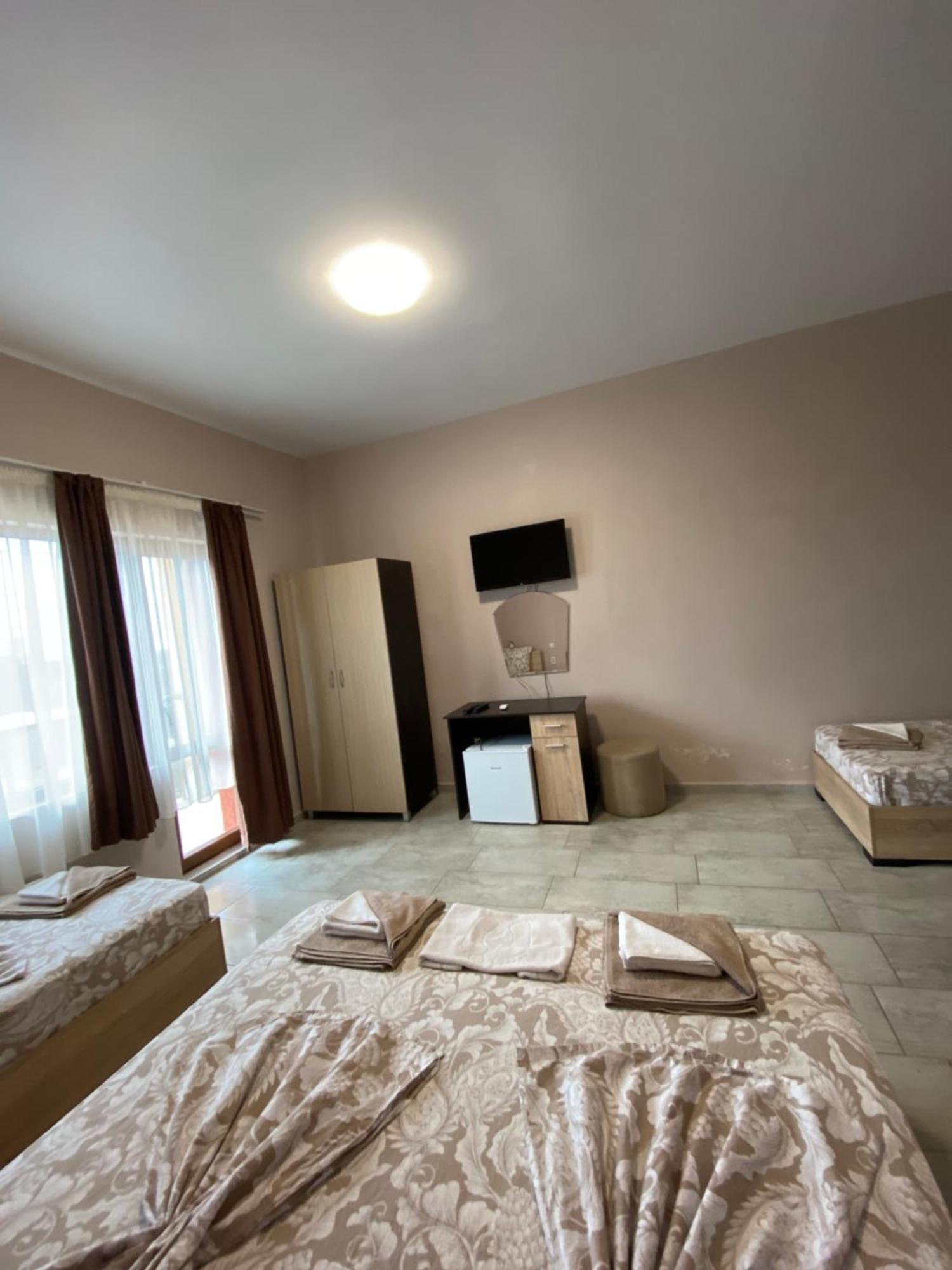 Guest Rooms Wild Duck Ezerets Exteriör bild