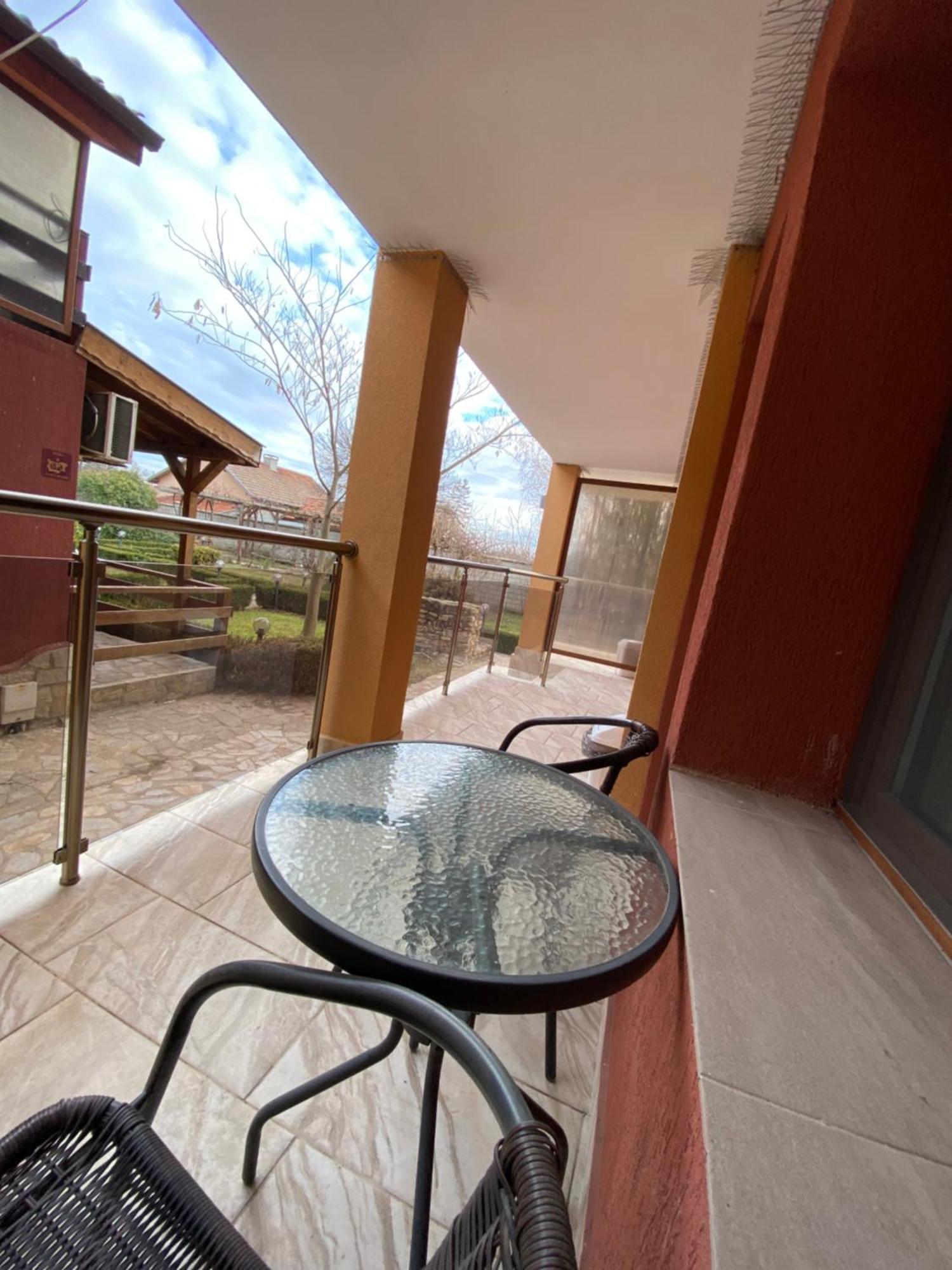 Guest Rooms Wild Duck Ezerets Exteriör bild