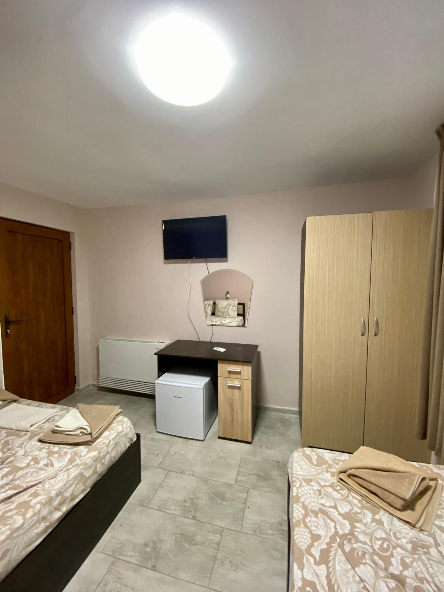 Guest Rooms Wild Duck Ezerets Exteriör bild