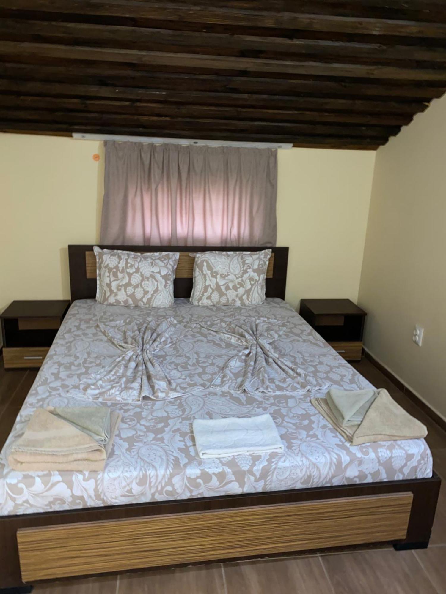 Guest Rooms Wild Duck Ezerets Exteriör bild